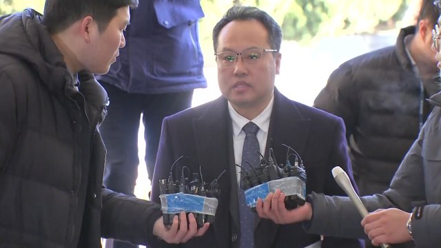 '직원 폭행' 송명빈 소환...경찰, 영장 검토 / YTN