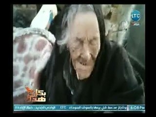 فيديو يفجر المشاعر الانسانية " مسنة تسعينية تعيش في حفرة بسوهاج على الطريق وتتغذي على الخبز الناشف