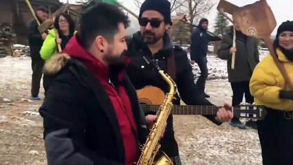 Sanatçılar kerpiç evlerin toprak damında kar küredi - KONYA