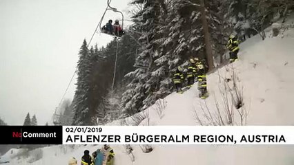 Download Video: Turistas resgatados de um teleférico na Áustria