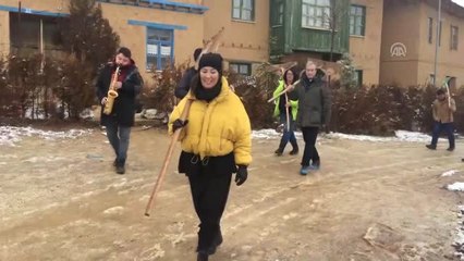 Sanatçılar Kerpiç Evlerin Toprak Damında Kar Küredi