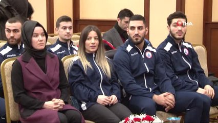 Başkan Uysal, Dünya Şampiyonu Güreşçi Metehan Başar'a Ev Hediye Etti