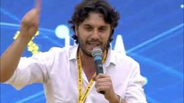 Les salaires des députés et des sénateurs et des dix députés du mouvement 5 étoiles qui n'ont pas voté pour la manœuvre du gouvernement: entretien avec Francesco Silvestri (M5s)