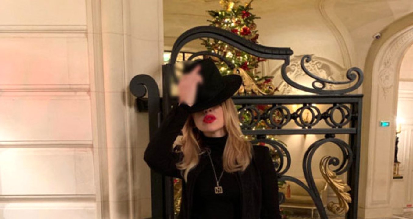 Şapkasını Beğenmeyen Takipçilerine Orta Parmak İşareti Yapan Hadise, Eleştirilere Tepki Verdi