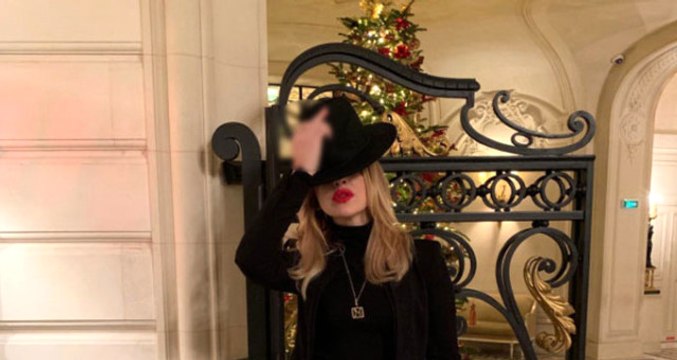 Şapkasını Beğenmeyen Takipçilerine Orta Parmak İşareti Yapan Hadise, Eleştirilere Tepki Verdi