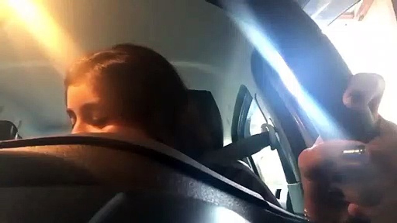 Mãe explica à filha como conduzir e corre da...pior maneira