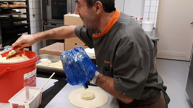 Guy Delalleau, boulanger-pâtissier dans le Pas-de-Calais, propose en 2019 des fèves à l'effigie de Johnny Hallyday
