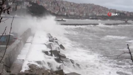 Dev Dalgalar Arasında Tehlikeli Poz