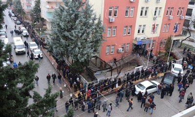 İş kuyruğundaki yurttaşlar sokaklara sığmadı