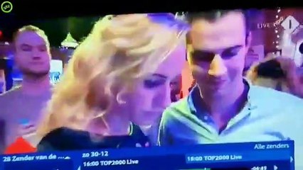 Un homme tente d'embrasser son amie à la télévision mais se prend un gros râteau...