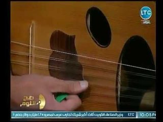 أحد أعضاء فرقة " العيال بتوع العربية " يبهر المشاهدين عالهواء بـ عزفه الرائع على العود