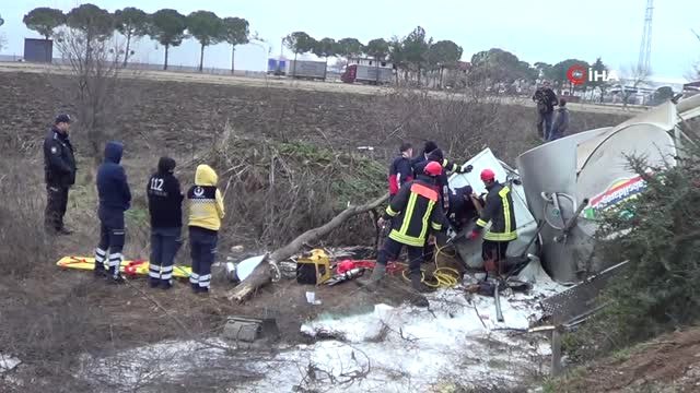 Biga'da Süt Kamyonu Devrildi