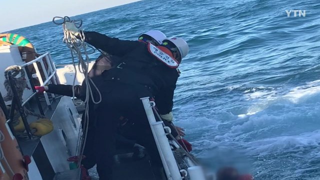 포항 앞바다서 59톤 어선 전복...선원 모두 구조 / YTN