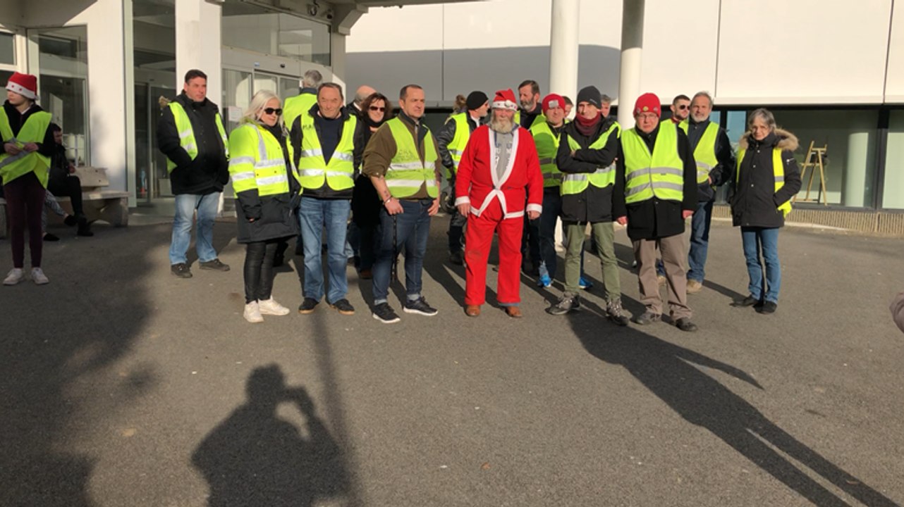 Les Gilets jaunes offrent des cadeaux aux enfants