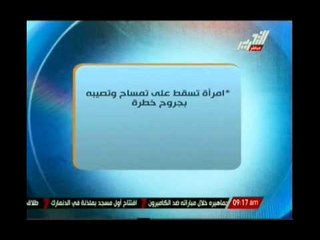 شاهد.. سيدة روسية تصيب تمساح بجروح خطير إثر سقوطها علية وتكاد تتسبب بموتة