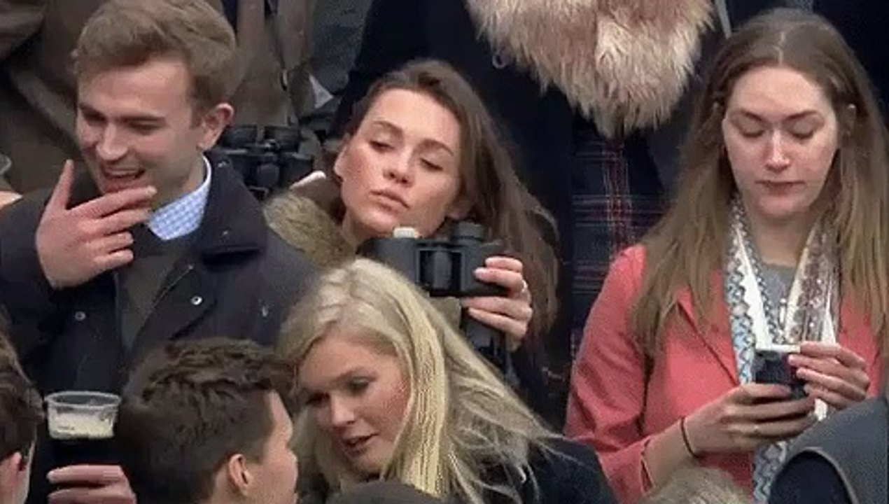 Elle fait semblant de regarder dans ses jumelles mais ce sont une bouteille d'alcool
