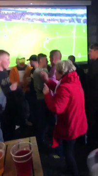 Cette mamie danse avec des supporters dans un bar à Sunderland !