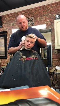 Barbeiro troll vinga-se de rapaz que lhe pregou uma partida