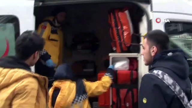 Saçaktan Düşen Buz Kütlesi Yolda Yürüyen Gencin Başına Düştü