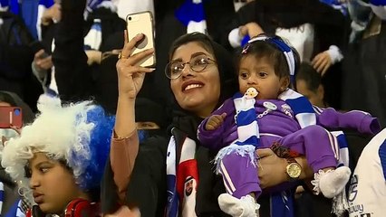 Donne saudite allo stadio da sole