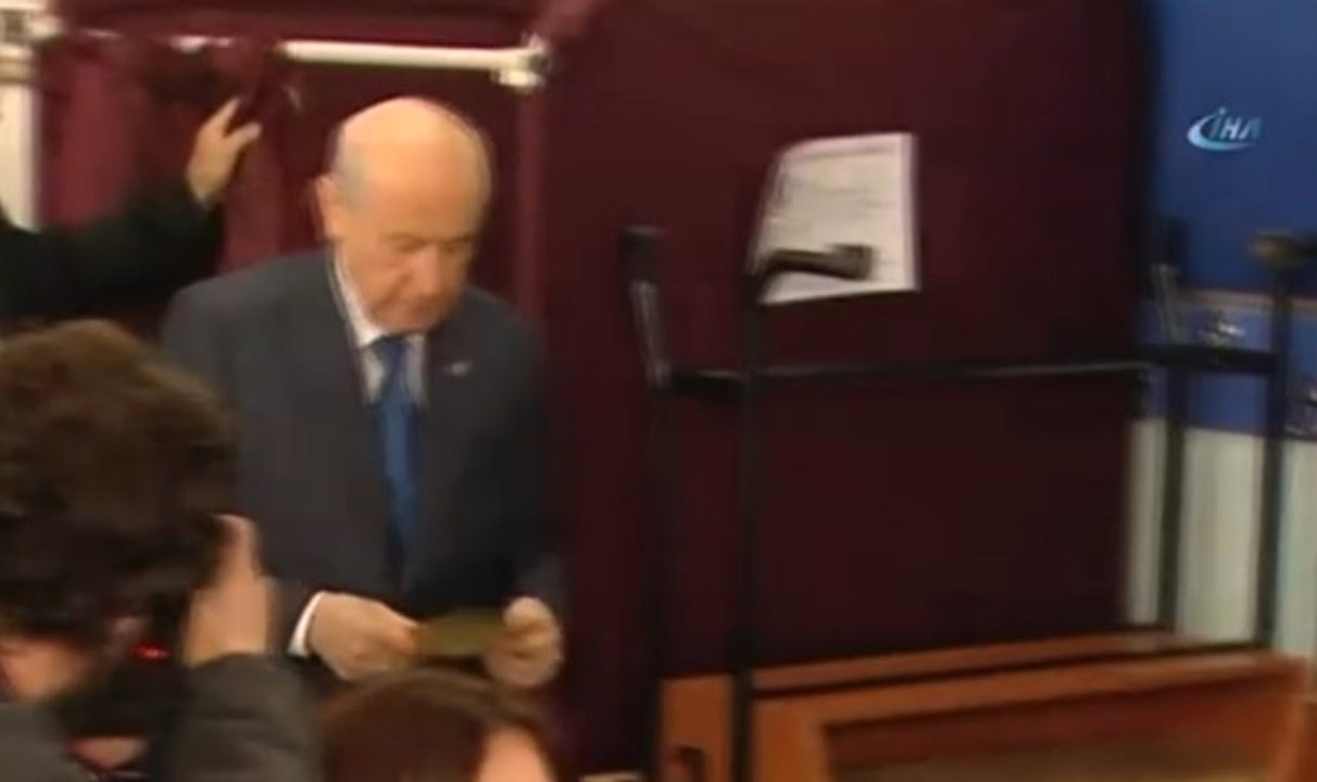 Dünya Siyaset Tarihine Geçti! MHP Lideri Bahçeli Başka Partiye Oy verecek