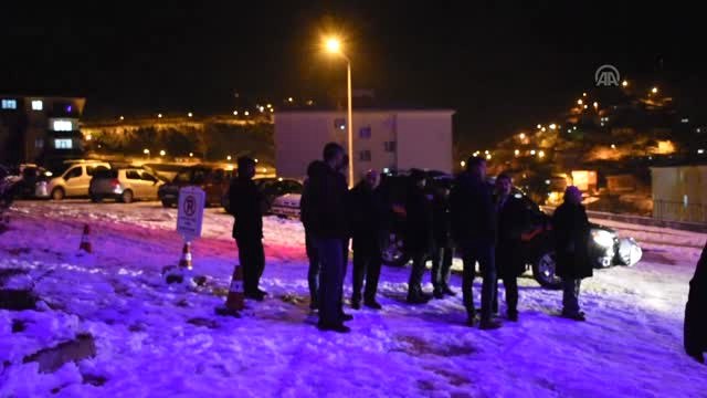 Yamaçtan Kopan Kaya Parçaları Binaya Zarar Verdi