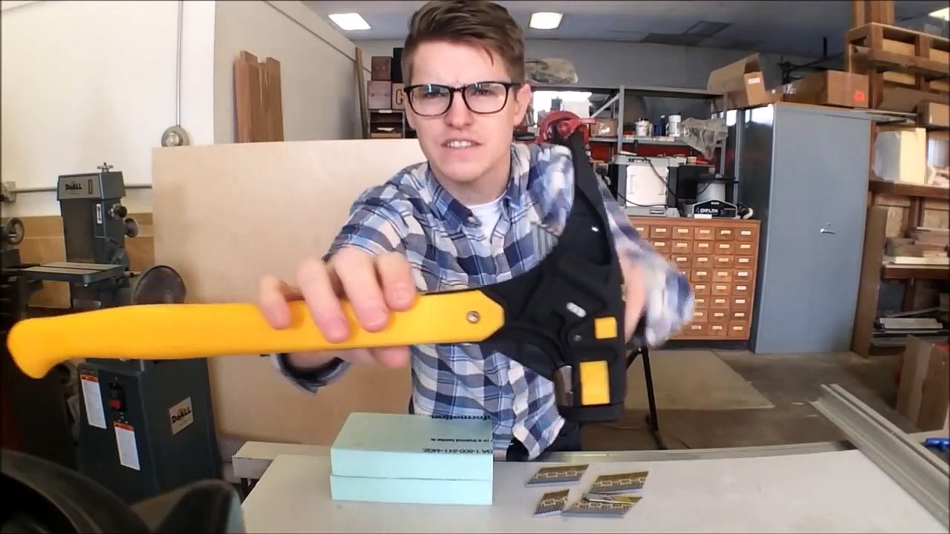 Inventan un martillo con dispensador de clavos - Vídeo Dailymotion