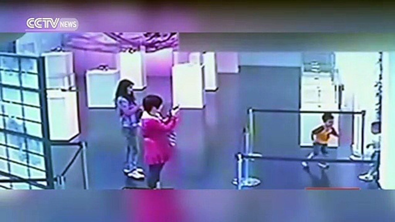 2 enfants détruisent une oeuvre d'art dans un musée.