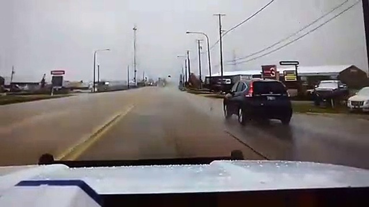 Un policier tombe sur un passage à niveau en panne et évite le drame de peu au passage du train