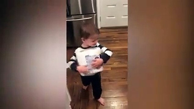 Elle apprend à son fils à remplacer le rouleau de papier toilette et il adore ça