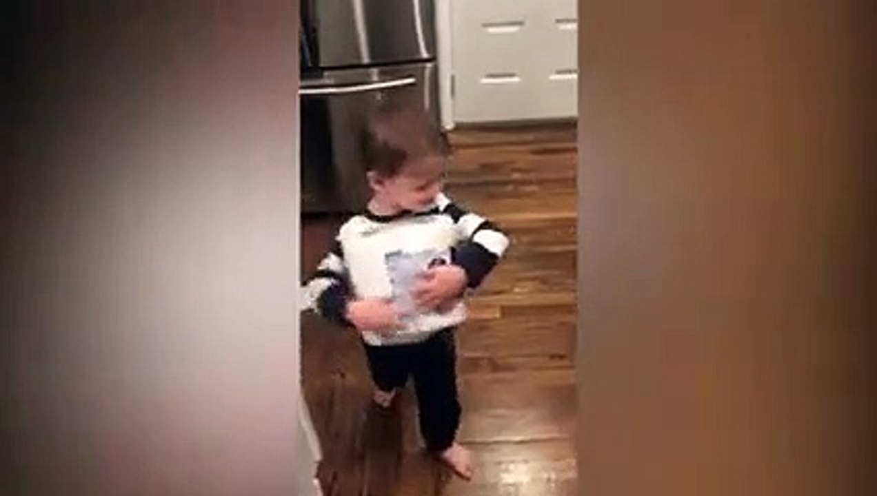 Elle apprend à son fils à remplacer le rouleau de papier toilette et il adore ça