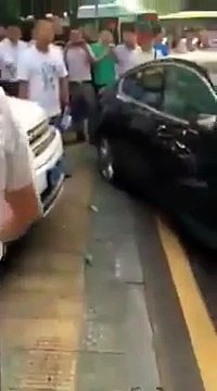 Un conducteur chinois détruit une Jaguar garée en double file avec son 4x4 land Rover