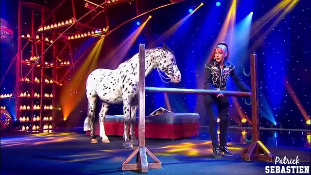 Rosi Hochegger Dressage de Cheval LE PLUS GRAND CABARET DU MONDE