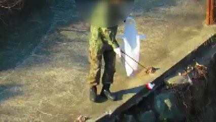 주운 쓰레기 '다시 버린' 해군..."홍보사진 찍으려고" / YTN