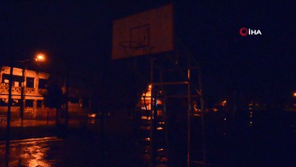 Kendini basketbol potasına asan genci polis son anda kurtardı