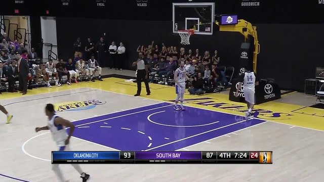 Johnathan Williams throws down the alley-oop!
