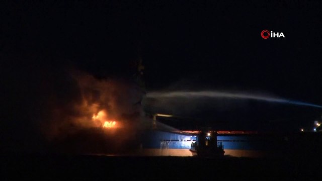 Pendik açıklarında yanan gemiyi söndürme çalışmaları sürüyor