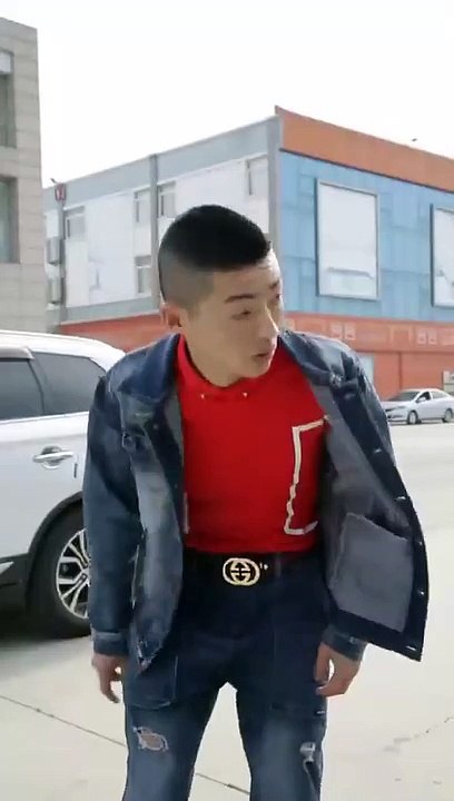 Amazing video of a robber and fat man who is listening phone