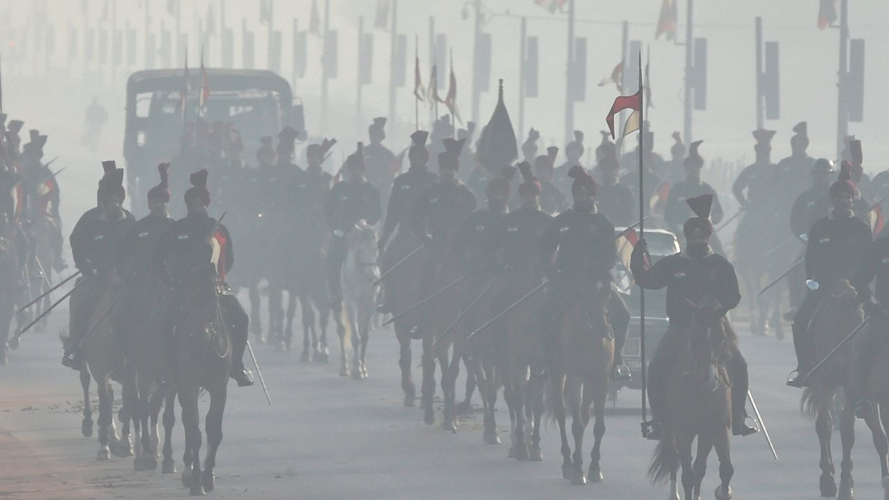 Delhi’s air quality degrades further, falls under severe category | OneIndia News