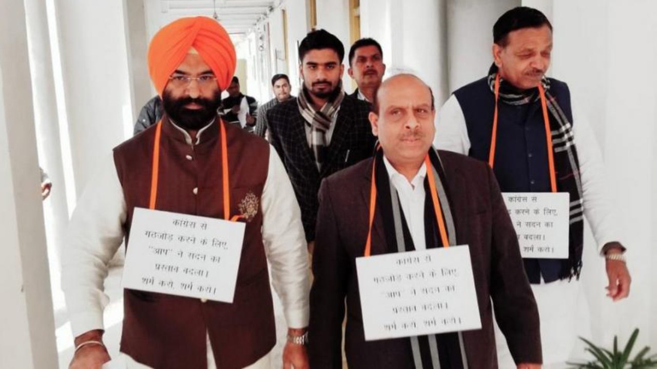 Rajiv Gandhi Bharat Ratna row: 3 BJP MLAs marshaled out from Delhi Assembly | OneIndia News