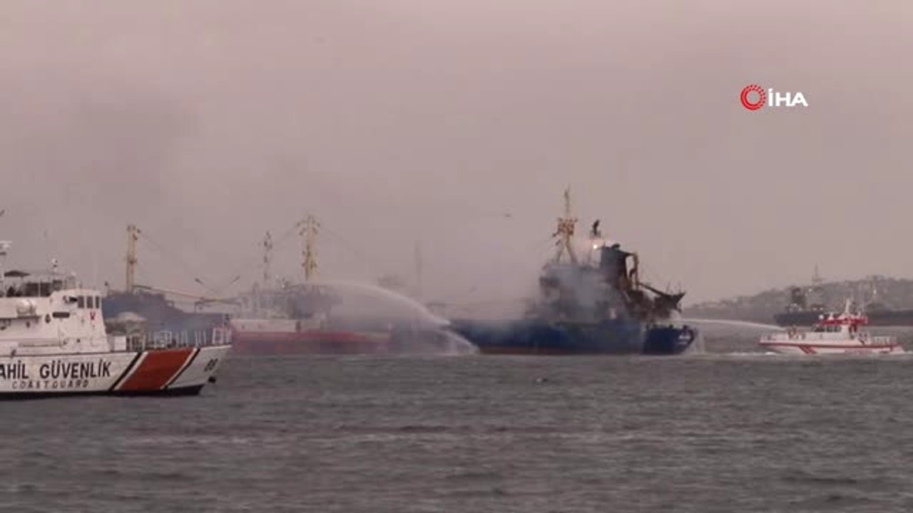 Pendik Açıklarında Yanan Gemiyi Söndürme Çalışmaları Sürüyor