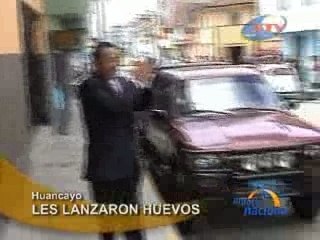 LES LANZARON HUEVOS - HUANCAYO