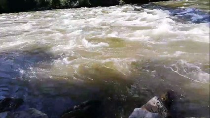 Sunetul apei care curge, zgomotul alb natural pentru somn, calm, relaxare, adormit, colic, nou-născut, focalizare - 15 minute de înaltă calitate a sunetului