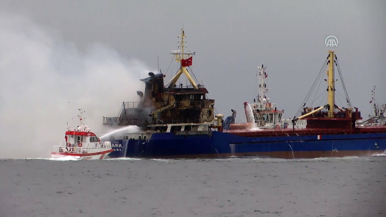 Pendik açıklarında yanan gemiyi soğutma çalışmaları sürüyor - İSTANBUL