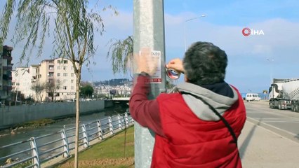 Sokaklara astığı ilanla eş arıyor