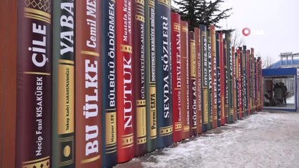 Kitap Dekorları ile Güzelleşen Tunceli'de, Klimalı Duraklarda Soğuktan Koruyor