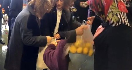 Fatma Şahin, Pazarda Vatandaşlara Bez Torba Dağıttı