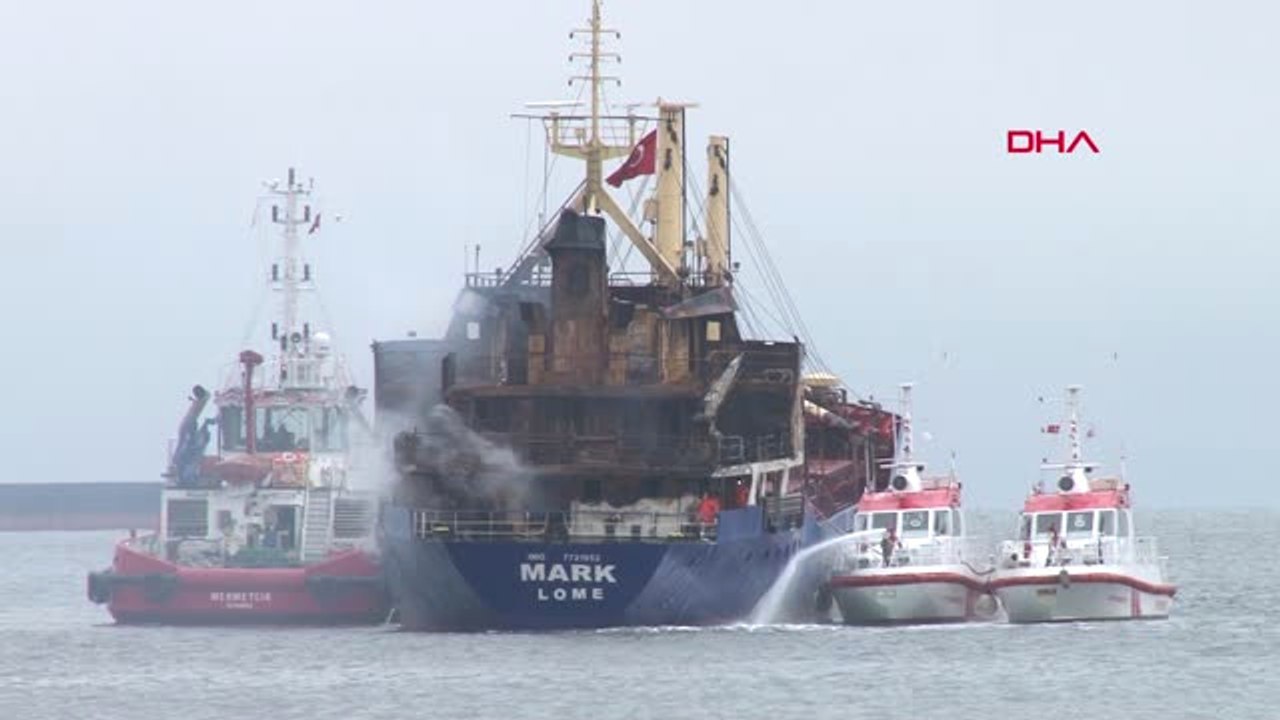İstanbul- Pendik'teki Gemiyi Soğutma Çalışmaları Devam Ediyor