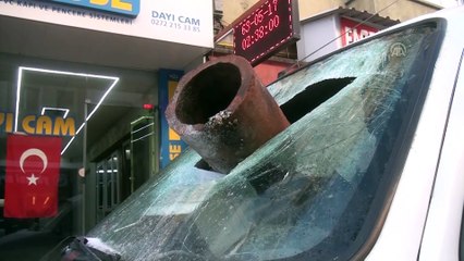 Afyonkarahisar'da otomobilin üzerine baca düştü