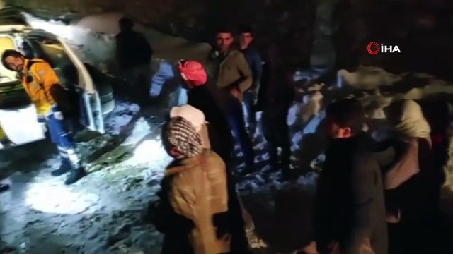 Van’da zorlu hasta kurtarma operasyonu...70 yaşındaki hasta kadın, 7 saatlik çalışma sonucu hastaneye ulaştırıldı